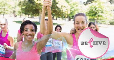 Gülümseyen kadınlar grubunun üzerindeki pembe göğüs kanseri kurdelesinin bileşimi. Göğüs kanseri pozitif farkındalık kampanyası konsepti dijital olarak oluşturuldu.