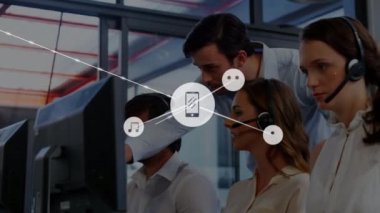 Kulaklık takan iş adamları üzerindeki bağlantılar ve simgelerin animasyonu. küresel iletişim, iş dünyası, bağlantılar, dijital arayüz ve teknoloji konsepti dijital olarak oluşturulmuş video.