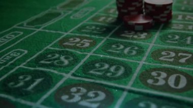 Poker fişleri üzerine beyaz konfeti animasyonu. Kutlama, kumar, eğlence, şans ve finans konsepti, dijital olarak üretilen video.