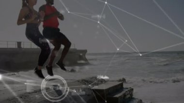 Dışarıda egzersiz yapan kadın ve erkek arasındaki bağlantı ağının animasyonu. global spor, fitness, veri işleme ve dijital arayüz kavramı dijital olarak oluşturulmuş video.