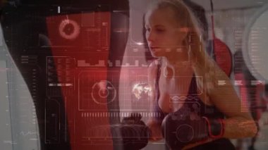 Güçlü kadın boksunun ekranında veri işleme animasyonu. global spor, fitness ve veri işleme konsepti dijital olarak oluşturulmuş video.