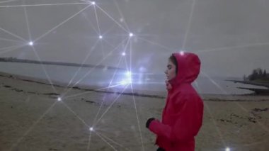Bağlantılar ağının animasyonu ve koşan kadın hakkında veri işleme. global spor, fitness, sağlıklı yaşam tarzı ve dijital olarak üretilen veri işleme konsepti.