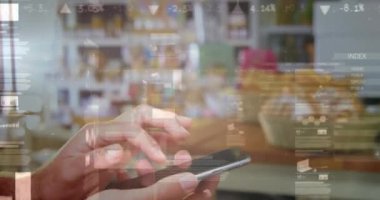 Akıllı telefon kullanan bir kadının istatistik ve veri işleme animasyonu. küresel iş, dijital arayüz ve teknoloji konsepti dijital olarak oluşturulmuş video.