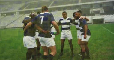 Stadyumdaki erkek rugby oyuncuları üzerinde renkli karelerin animasyonu. spor ve yarışma konsepti dijital olarak oluşturulmuş video.