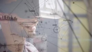 VR kulaklık takan iş adamlarıyla ilgili bağlantılar ve istatistiklerin animasyonu. küresel iletişim, iş dünyası, güvenlik, dijital arayüz ve teknoloji konsepti dijital olarak oluşturulmuş video.