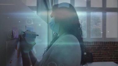 Ofisteki iş kadınlarıyla olan bağlantıların animasyonu. küresel bağlantılar, iş ve teknoloji konsepti dijital olarak oluşturulmuş video.