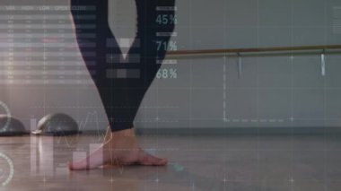 Kadın balerin bacakları üzerinde istatistik ve veri işleme animasyonu. global spor, fitness ve veri işleme konsepti dijital olarak oluşturulmuş video.