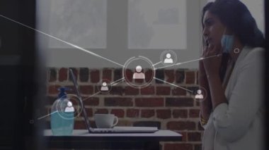 Ofisteki iş kadınlarıyla olan bağlantıların animasyonu. küresel bağlantılar, iş ve teknoloji konsepti dijital olarak oluşturulmuş video.