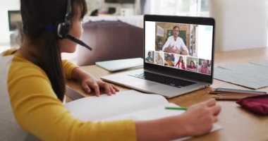 Evde online ders için dizüstü bilgisayar kullanan liseli kız, ekranda çeşitli öğretmenler ve sınıflar var. küresel iletişim teknolojisi ve çevrimiçi ilköğretim konsepti, dijital kompozit video.