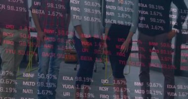 İş adamları üzerinde finansal veri işleme animasyonu. küresel iş, bağlantılar ve veri işleme kavramı dijital olarak oluşturulmuş video.