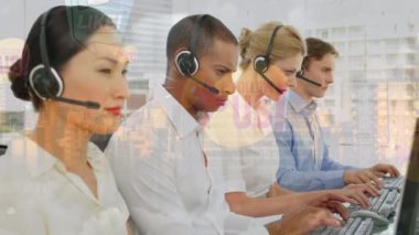 Telefon kulaklığı takanların üzerine ikili kod animasyonu. küresel iş, dijital arayüz ve teknoloji konsepti dijital olarak oluşturulmuş video.