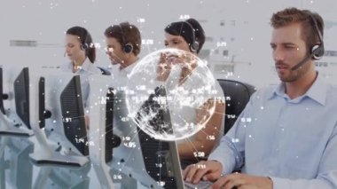 Dünya 'nın animasyonu ve kulaklık takan iş adamlarının bağlantıları. küresel iletişim, iş dünyası, bağlantılar, dijital arayüz ve teknoloji konsepti dijital olarak oluşturulmuş video.