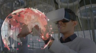 VR kulaklık takan bir iş adamı için bağlantı ağının ve dünyanın animasyonu. küresel iletişim, iş dünyası, güvenlik, dijital arayüz ve teknoloji konsepti dijital olarak oluşturulmuş video.