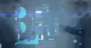 İş adamları üzerinde finansal veri işleme animasyonu. küresel iş, bağlantılar ve veri işleme kavramı dijital olarak oluşturulmuş video.