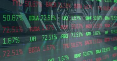 İş adamları üzerinde finansal veri işleme animasyonu. küresel iş, bağlantılar ve veri işleme kavramı dijital olarak oluşturulmuş video.