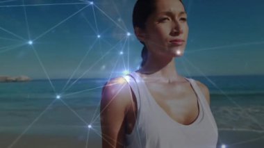 Kumsalda dikilen kadın üzerindeki bağlantı ve veri işleme ağının animasyonu. global spor, fitness, sağlıklı yaşam tarzı ve dijital olarak üretilen veri işleme konsepti.