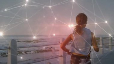 Bağlantılar ağının animasyonu ve koşan kadın hakkında veri işleme. global spor, fitness, sağlıklı yaşam tarzı ve dijital olarak üretilen veri işleme konsepti.
