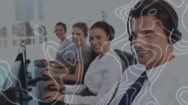Telefon kulaklığı kullanan iş adamlarının beyaz harita çizgilerinin animasyonu. küresel bilim, bağlantılar ve iletişim konsepti dijital olarak oluşturulmuş video.