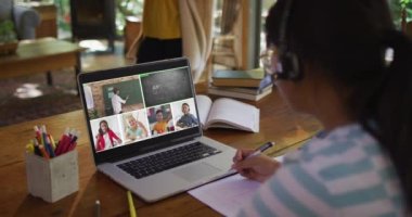 Evde online ders için dizüstü bilgisayar kullanan liseli kız, ekranda çeşitli öğretmenler ve sınıflar var. küresel iletişim teknolojisi ve çevrimiçi ilköğretim konsepti, dijital kompozit video.
