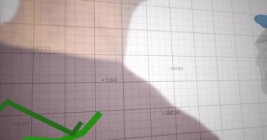 Yeşil çizgilerin animasyonu ve şebeke üzerinde finansal veri işleme. küresel finansman, iş dünyası, dijital arayüz ve teknoloji konsepti dijital olarak oluşturulmuş video.