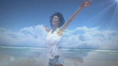 Doğada mavi gökyüzüne karşı dinlenen kollarını açmış kadının üzerinde parlayan ışığın animasyonu. Doğa, tatil ve yaz konsepti dijital olarak üretilen video.