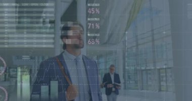 İş adamları üzerinde finansal veri işleme animasyonu. küresel iş, bağlantılar ve veri işleme kavramı dijital olarak oluşturulmuş video.