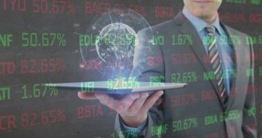 Finansal veri işlemenin animasyonu ve elinde tablet bulunan iş adamının küresi. küresel finansman, iş dünyası, dijital arayüz ve teknoloji konsepti dijital olarak oluşturulmuş video.
