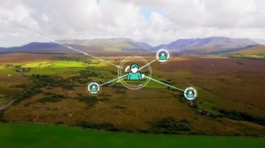 Manzara ve gökyüzü üzerindeki simgelerle bağlantı ağının animasyonu. küresel bağlantılar ve dijital arayüz konsepti dijital olarak oluşturulmuş video.