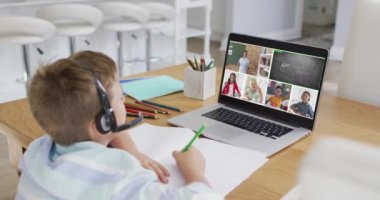 Evde online ders için dizüstü bilgisayar kullanan çocuğun kompozitifi, ekranda çeşitli öğretmenler ve sınıflar var. küresel iletişim teknolojisi ve çevrimiçi ilköğretim konsepti, dijital olarak oluşturulmuş video.