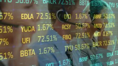 Kulaklık takan iş adamlarının finansal veri işleme animasyonu. küresel iletişim, iş dünyası, bağlantılar, dijital arayüz ve teknoloji konsepti dijital olarak oluşturulmuş video.