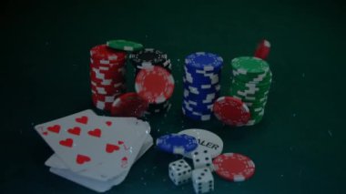 Konfeti ve poker fişleri yığının üzerine düşüp kumar masasında kağıt oynuyordu. Kutlama, kumar, eğlence, şans ve finans konsepti, dijital olarak üretilen video.