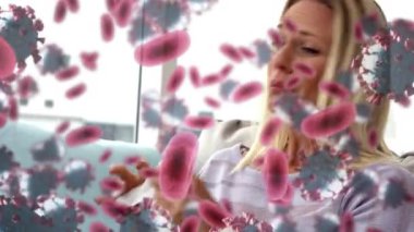 Hasta kadının üzerinde yüzen kovid 19 hücrenin animasyonu. küresel covid 19 salgın konsepti dijital olarak oluşturulmuş video.