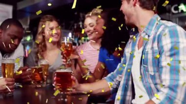 Partide bira içen mutlu arkadaş grubunun üzerine düşen konfeti animasyonu. parti, kutlama, müzik ve eğlence konsepti dijital olarak oluşturulmuş video.