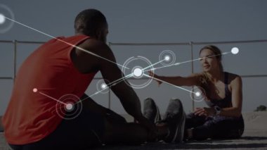 Dışarıda egzersiz yapan kadın ve erkek arasındaki bağlantı ağının animasyonu. global spor, fitness, veri işleme ve dijital arayüz kavramı dijital olarak oluşturulmuş video.