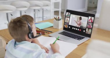 Liseli çocuk evde online ders için dizüstü bilgisayar kullanıyor. Çeşitli öğretmenler ve sınıflar ekranda. küresel iletişim teknolojisi ve çevrimiçi ilköğretim konsepti, dijital kompozit video.