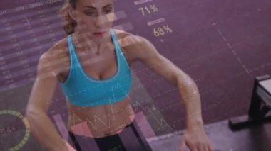 Koşu bandında koşan kadının istatistik ve veri işleme animasyonu. global spor, fitness ve veri işleme konsepti dijital olarak oluşturulmuş video.
