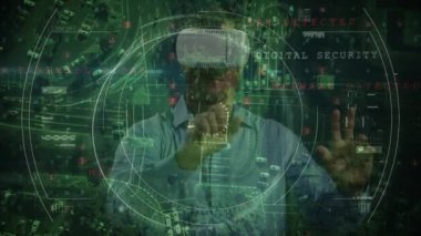 VR kulaklık takan iş adamının finansal veri işleme animasyonu. küresel iletişim, iş dünyası, bağlantılar, dijital arayüz ve teknoloji konsepti dijital olarak oluşturulmuş video.