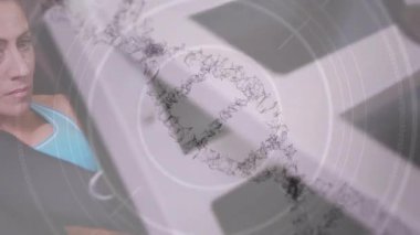 DNA iplikçiklerinin dönmesi ve ağırlık çalışan sağlıklı bir kadının üzerinde daireler çizmesi. küresel spor, fitness, bilim ve veri işleme kavramı dijital olarak oluşturulmuş video.