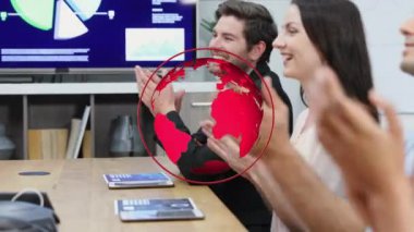 Muhtelif meslektaşların ofis toplantısında alkışlamaları üzerine kırmızı kürenin animasyonu. Dijital olarak oluşturulan küresel iletişim konsepti.