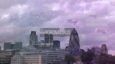 Şehir manzarası üzerinde koronavirüs metinlerinin ve matematiksel denklemlerin animasyonu. küresel covid 19 salgın konsepti dijital olarak oluşturulmuş video.