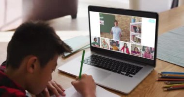 Liseli çocuk evde online ders için dizüstü bilgisayar kullanıyor. Çeşitli öğretmenler ve sınıflar ekranda. küresel iletişim teknolojisi ve çevrimiçi ilköğretim konsepti, dijital kompozit video.