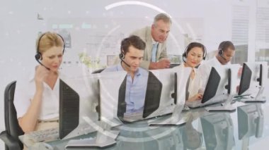 Telefon kulaklığı takan insanlara mesaj atma animasyonu. küresel iş, dijital arayüz ve teknoloji konsepti dijital olarak oluşturulmuş video.