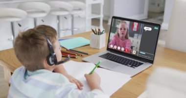 Öğrenci, meslektaşı ve internet sohbeti ile evde online ders için dizüstü bilgisayar kullanıyor. küresel iletişim teknolojisi ve çevrimiçi ilköğretim konsepti, dijital kompozit video.