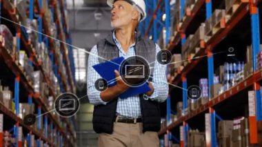 Giyim evindeki panoya yazı yazan adamın üzerindeki simgelerle bağlantı ağının animasyonu. küresel gönderim, bağlantılar, iş dünyası, dijital arayüz ve teknoloji konsepti dijital olarak oluşturulmuş video.