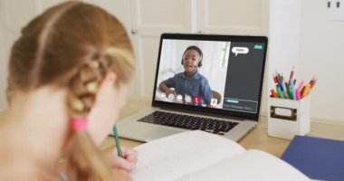 Liseli kız, meslektaşı ve internet sohbeti ile evde online ders için dizüstü bilgisayar kullanıyor. küresel iletişim teknolojisi ve çevrimiçi ilköğretim konsepti, dijital kompozit video.