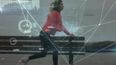 Bağlantılar ağının animasyonu ve egzersiz yapan bir kadın için veri işleme. global spor, fitness, sağlıklı yaşam tarzı ve dijital olarak üretilen veri işleme konsepti.