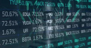 İş adamları üzerinde finansal veri işleme animasyonu. küresel iş, bağlantılar ve veri işleme kavramı dijital olarak oluşturulmuş video.