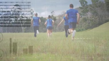 Koşan bir grup kadın ve erkek üzerinde veri işleme animasyonu. spor ve yarışma konsepti dijital olarak oluşturulmuş video.