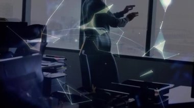 VR kulaklık takan bir iş adamı için bağlantı ağının ve dünyanın animasyonu. küresel iletişim, iş dünyası, güvenlik, dijital arayüz ve teknoloji konsepti dijital olarak oluşturulmuş video.