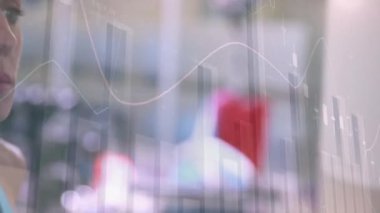 Koşu bandında koşan kadının veri işleme animasyonu. global spor, fitness ve veri işleme konsepti dijital olarak oluşturulmuş video.